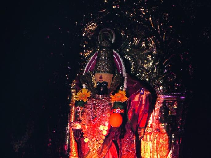 Kolhapur Temple Committee removed the barriers to radiation | कोल्हापूर देवस्थान समितीने किरणोत्सवातील अडथळे हटविले Kolhapur Temple Committee removed the barriers to radiation | कोल्हापूर देवस्थान समितीने किरणोत्सवातील अडथळे हटविले