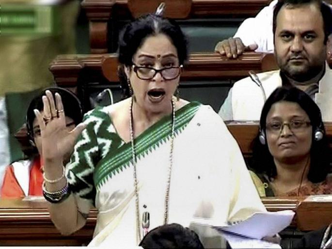 Rape victim should not have boarded the auto rickshaw when she saw three men sitting in it says kirron kher | रिक्षात बसली नसती तर बलात्कार झाला नसता, वादग्रस्त वक्तव्यामुळे किरण खेर अडचणीत   Rape victim should not have boarded the auto rickshaw when she saw three men sitting in it says kirron kher | रिक्षात बसली नसती तर बलात्कार झाला नसता, वादग्रस्त वक्तव्यामुळे किरण खेर अडचणीत