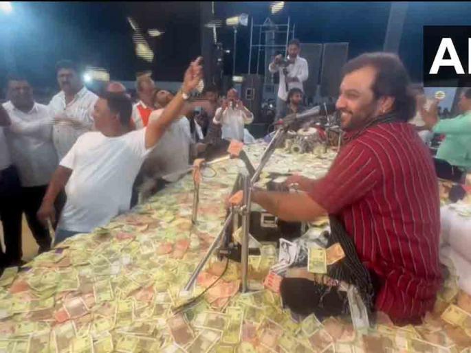 once again rain of money in kirtidan gadhvi program in gujarat | गुजरातमध्ये पुन्हा एकदा भर कार्यक्रमात पैशांचा पाऊस; १०, २० आणि १०० ₹च्या नोटांचा वर्षाव once again rain of money in kirtidan gadhvi program in gujarat | गुजरातमध्ये पुन्हा एकदा भर कार्यक्रमात पैशांचा पाऊस; १०, २० आणि १०० ₹च्या नोटांचा वर्षाव