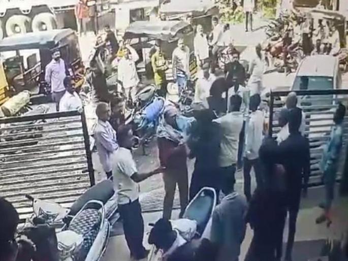 Three people including a doctor were beaten up due to a parking dispute in Jalgaon | जळगावात पार्कींगच्या वादातून डाॅक्टरांसह तिघांना मारहाण Three people including a doctor were beaten up due to a parking dispute in Jalgaon | जळगावात पार्कींगच्या वादातून डाॅक्टरांसह तिघांना मारहाण
