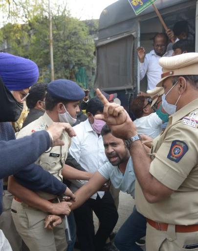 Arrest of protesters in support of farmers | शेतकऱ्यांच्या समर्थनार्थ मोर्चा काढणाऱ्यांना अटक Arrest of protesters in support of farmers | शेतकऱ्यांच्या समर्थनार्थ मोर्चा काढणाऱ्यांना अटक