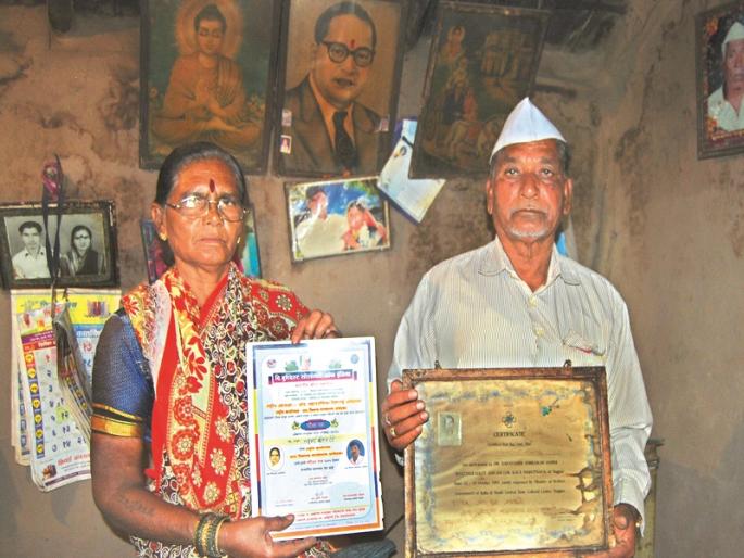 Starvation time on couples who foster folk art | लोककला जोपासणा-या दाम्पत्यावर उपासमारीची वेळ Starvation time on couples who foster folk art | लोककला जोपासणा-या दाम्पत्यावर उपासमारीची वेळ