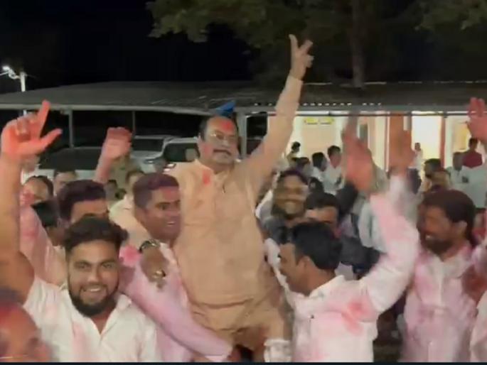BJP MLA Kisan Kathore dance on celebrations after the victory in APMC elections | भाजपा आमदार किसन कथोरेंनी धरला ठेका; बाजार समिती निवडणुकीतील विजयानंतर आनंद साजरा BJP MLA Kisan Kathore dance on celebrations after the victory in APMC elections | भाजपा आमदार किसन कथोरेंनी धरला ठेका; बाजार समिती निवडणुकीतील विजयानंतर आनंद साजरा