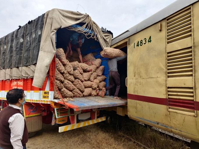 Trying to give a good market to agricultural products; Damare's first farmer train in the state departs from Nagarsol to Guwahati | शेतीमालाला चांगली बाजारपेठ देण्याचा प्रयत्न;‘दमरे’ची राज्यातील पहिली किसान रेल्वे रवाना Trying to give a good market to agricultural products; Damare's first farmer train in the state departs from Nagarsol to Guwahati | शेतीमालाला चांगली बाजारपेठ देण्याचा प्रयत्न;‘दमरे’ची राज्यातील पहिली किसान रेल्वे रवाना
