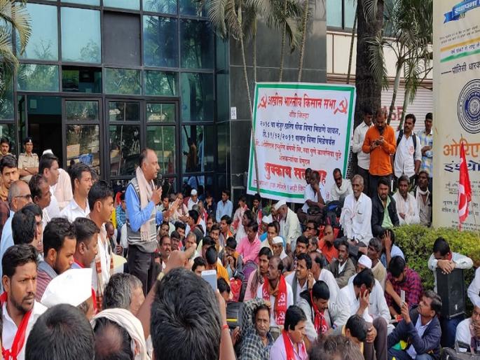 'Satyagraha agitation' in Pune of farmers in Beed district; set up outside the company for crop insurance | बीड जिल्ह्यातील शेतकऱ्यांचे पुण्यात 'मुक्काम सत्यागृह आंदोलन'; पीक विम्यासाठी कंपनीबाहेर मांडले ठाण 'Satyagraha agitation' in Pune of farmers in Beed district; set up outside the company for crop insurance | बीड जिल्ह्यातील शेतकऱ्यांचे पुण्यात 'मुक्काम सत्यागृह आंदोलन'; पीक विम्यासाठी कंपनीबाहेर मांडले ठाण