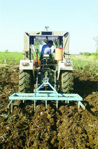 PSI was running a tractor near the village! | गावाकडे ट्रॅक्टर चालवित तो झाला पीएसआय ! PSI was running a tractor near the village! | गावाकडे ट्रॅक्टर चालवित तो झाला पीएसआय !