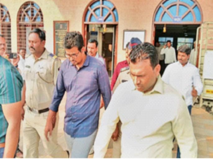 Amit Gaikwad says, took a bribe for the first time in 7 years! possession of service manuals; Five hours of tree felling | गायकवाड म्हणतो, ७ वर्षांत पहिल्यांदाच घेतली लाच! सेवापुस्तिका ताब्यात; पाच तास झाडाझडती Amit Gaikwad says, took a bribe for the first time in 7 years! possession of service manuals; Five hours of tree felling | गायकवाड म्हणतो, ७ वर्षांत पहिल्यांदाच घेतली लाच! सेवापुस्तिका ताब्यात; पाच तास झाडाझडती