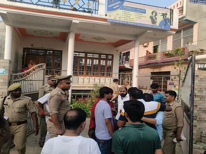 Firing at Union Minister kaushal Kishore house; A friend's death from a bullet fired by a Son's pistol | केंद्रीय मंत्र्यांच्या घरात गोळीबार; मुलाच्या पिस्तूलातून झाडलेल्या गोळीत मित्राचा मृत्यू Firing at Union Minister kaushal Kishore house; A friend's death from a bullet fired by a Son's pistol | केंद्रीय मंत्र्यांच्या घरात गोळीबार; मुलाच्या पिस्तूलातून झाडलेल्या गोळीत मित्राचा मृत्यू