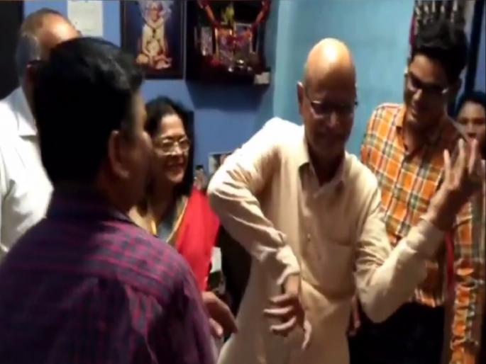 Kishore Nandlaskar birthday celebration video viral on social media after his death | किशोर नांदलस्कर यांच्या निधनानंतर त्यांच्या वाढदिवस सेलिब्रेशनचा व्हिडिओ होतोय व्हायरल Kishore Nandlaskar birthday celebration video viral on social media after his death | किशोर नांदलस्कर यांच्या निधनानंतर त्यांच्या वाढदिवस सेलिब्रेशनचा व्हिडिओ होतोय व्हायरल