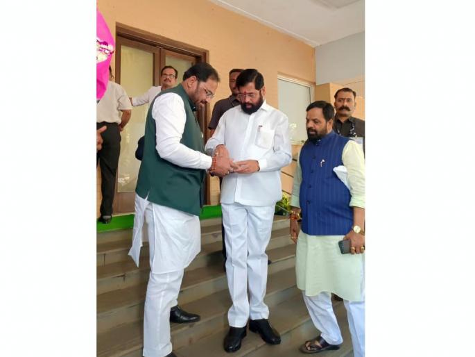 huge investment deal for Maharashtra in Davos, MLA Kishor Jorgewar meet CM Eknath Shinde | आमदार जोरगेवारांकडून मुख्यमंत्र्यांचे तोंड गोड; तिळगूळ देत म्हणाले.. huge investment deal for Maharashtra in Davos, MLA Kishor Jorgewar meet CM Eknath Shinde | आमदार जोरगेवारांकडून मुख्यमंत्र्यांचे तोंड गोड; तिळगूळ देत म्हणाले..