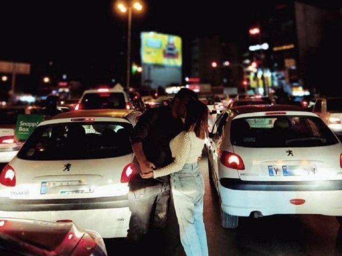 A kiss in the street; 'Kiss of Love' in Iran | भर रस्त्यात चुंबन; इराणमध्ये 'किस ऑफ लव्ह' A kiss in the street; 'Kiss of Love' in Iran | भर रस्त्यात चुंबन; इराणमध्ये 'किस ऑफ लव्ह'