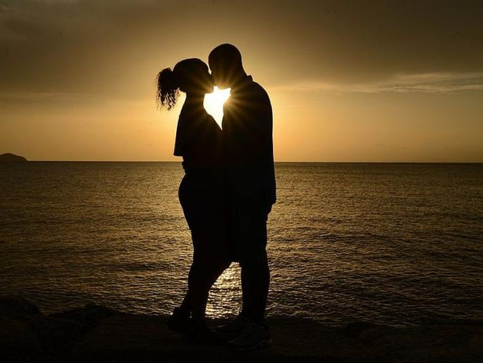 Saudi Arabia To Impose Fines On Tourists For Public Display Of Affection | सार्वजनिक ठिकाणी किस केल्यास 'या' देशात आकारला जाणार दंड! 