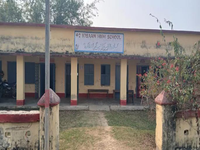 A village in Bihar is witnessing a massive row after a teacher at a school asked a girl student to become his "girlfriend" as "honorarium" | शिक्षक म्हणाला, ‘तू माझी गर्लफ्रेंड हो’; गुरुदक्षिणा म्हणून विद्यार्थिनीला मागितली ट्रिप A village in Bihar is witnessing a massive row after a teacher at a school asked a girl student to become his "girlfriend" as "honorarium" | शिक्षक म्हणाला, ‘तू माझी गर्लफ्रेंड हो’; गुरुदक्षिणा म्हणून विद्यार्थिनीला मागितली ट्रिप