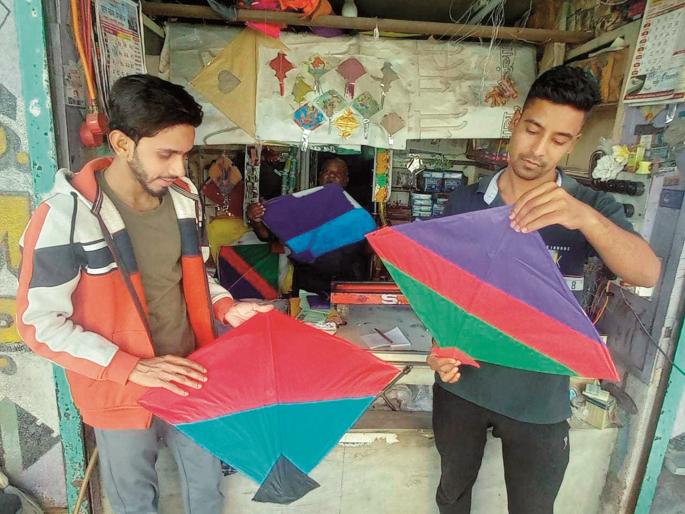 Lucknow's 'Dumani' soars in the sky; Kite flying begins a month before Sankranti | लखनऊच्या ‘डुमनी’ची आकाशात भरारी; संक्रांतीच्या महिनाभरआधीच पतंगबाजी सुरु Lucknow's 'Dumani' soars in the sky; Kite flying begins a month before Sankranti | लखनऊच्या ‘डुमनी’ची आकाशात भरारी; संक्रांतीच्या महिनाभरआधीच पतंगबाजी सुरु