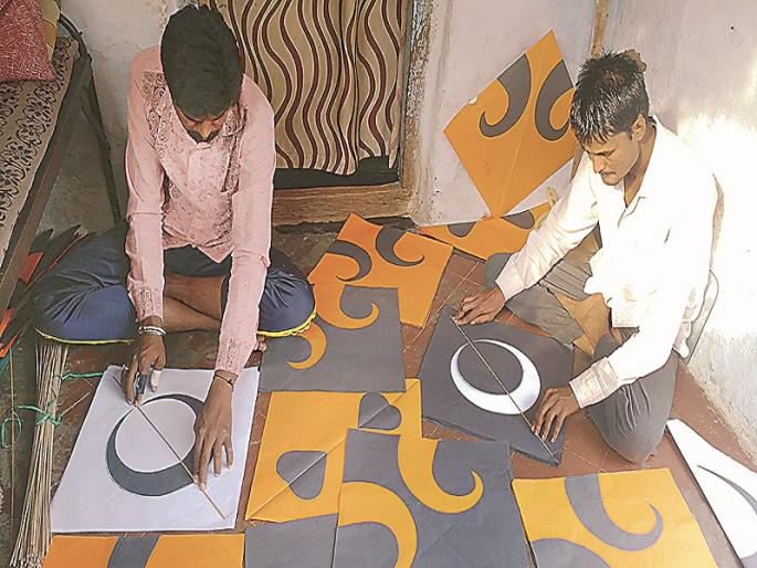 To take the plunge; Aurangabad kite wants attention | घेण्या गगनभरारी; औरंगाबादी पतंगाला हवी उभारी  To take the plunge; Aurangabad kite wants attention | घेण्या गगनभरारी; औरंगाबादी पतंगाला हवी उभारी