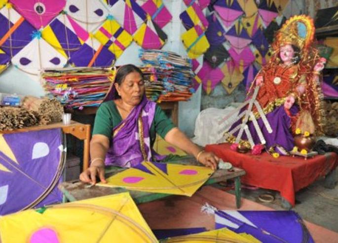 kite business is down in Nagpur | प्रामाणिक पतंग विक्रेत्यांची ‘ओ पारऽऽ..’; व्यवसायावरच ‘संक्रांत’ kite business is down in Nagpur | प्रामाणिक पतंग विक्रेत्यांची ‘ओ पारऽऽ..’; व्यवसायावरच ‘संक्रांत’