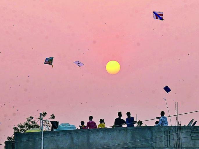MakarSankranti: Kites fly skyward, O Kat in Nagpur | मकरसंक्रांती : पतंग उडाली आकाशी, नागपुरात 'ओ काट' MakarSankranti: Kites fly skyward, O Kat in Nagpur | मकरसंक्रांती : पतंग उडाली आकाशी, नागपुरात 'ओ काट'