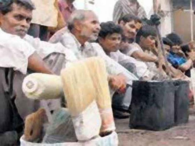 Naka workers deprived of government funds! | नाका कामगार सरकारी निधीपासून वंचित ! Naka workers deprived of government funds! | नाका कामगार सरकारी निधीपासून वंचित !