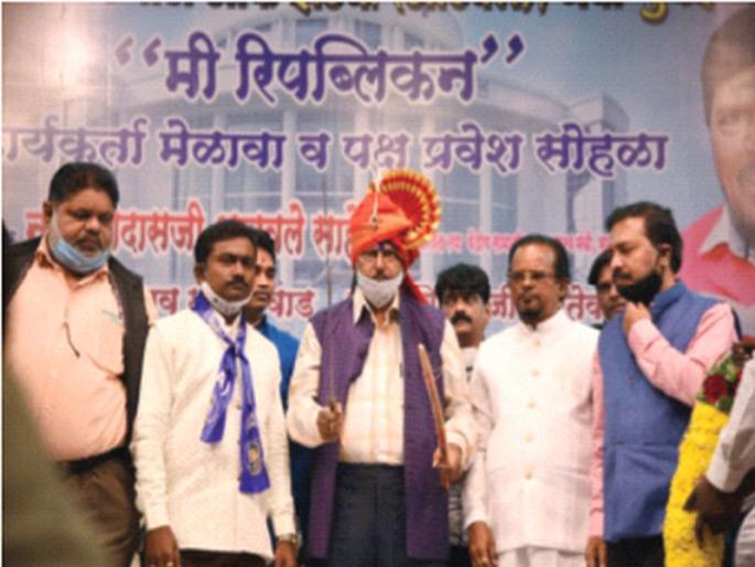 25 seats to be contested in Navi Mumbai; | नवी मुंबईत २५ जागा लढणार- रामदास आठवले