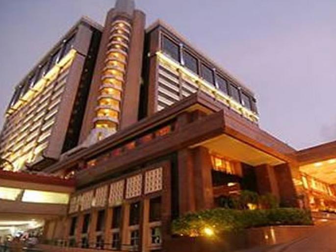 Cockroaches found in Taj Lands & Hotel stores | खळबळजनक! फाईव्ह स्टार हॉटेलच्या स्टोअर्समध्ये सापडली झुरळे Cockroaches found in Taj Lands & Hotel stores | खळबळजनक! फाईव्ह स्टार हॉटेलच्या स्टोअर्समध्ये सापडली झुरळे