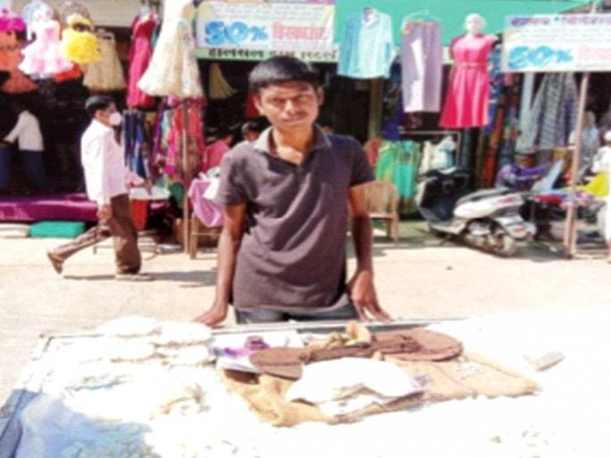 The boy who sells chane futane will be a doctor | फुटाणे विकणारा मुलगा होणार डॉक्टर! The boy who sells chane futane will be a doctor | फुटाणे विकणारा मुलगा होणार डॉक्टर!