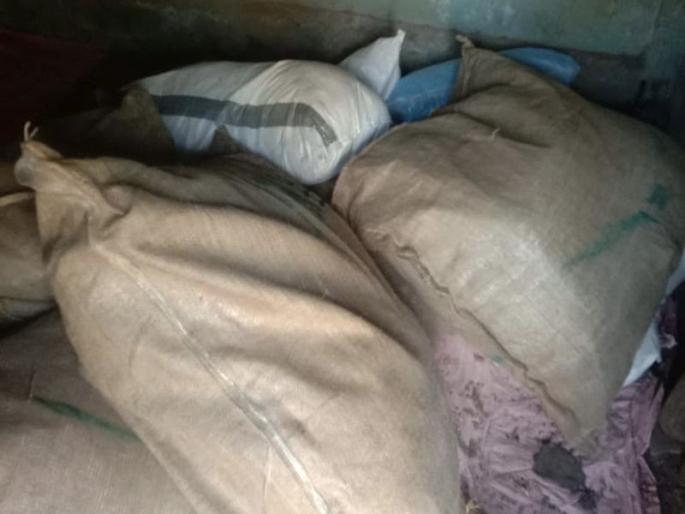 Gutkha worth two lakh seized from Taloj; The action of the crime branch was done in the house | तळोजातून दोन लाखाचा गुटखा जप्त; गुन्हे शाखेची कारवाई, घरात केला होता साठा Gutkha worth two lakh seized from Taloj; The action of the crime branch was done in the house | तळोजातून दोन लाखाचा गुटखा जप्त; गुन्हे शाखेची कारवाई, घरात केला होता साठा