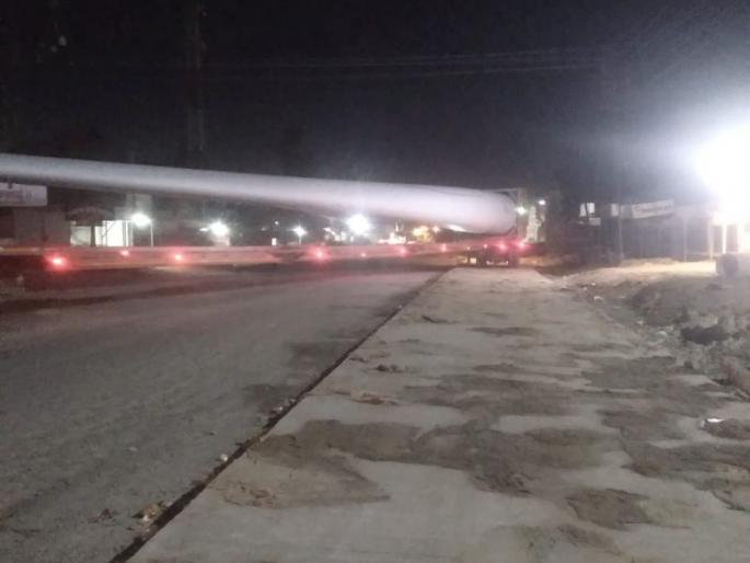 Offenses against truck drivers transporting windmill fans over new concrete roads | नवीन काँक्रीट रस्त्यावरून पवनचक्कीचे पंखे वाहतूक करणाऱ्या ट्रक चालकांवर गुन्हे Offenses against truck drivers transporting windmill fans over new concrete roads | नवीन काँक्रीट रस्त्यावरून पवनचक्कीचे पंखे वाहतूक करणाऱ्या ट्रक चालकांवर गुन्हे