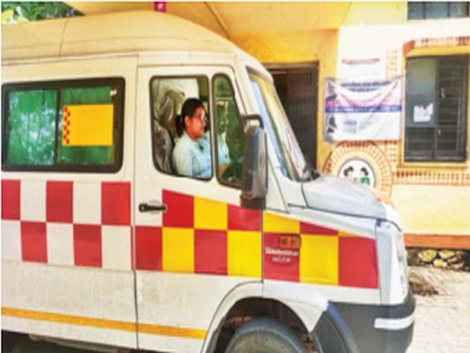 An ambulance driven by a pregnant doctor for a patient; The life of the poisoned youth was saved in nashik | रुग्णासाठी गरोदर डॉक्टरने चालविली ॲम्ब्युलन्स; विष प्राशन केलेल्या युवकाचे वाचविले प्राण An ambulance driven by a pregnant doctor for a patient; The life of the poisoned youth was saved in nashik | रुग्णासाठी गरोदर डॉक्टरने चालविली ॲम्ब्युलन्स; विष प्राशन केलेल्या युवकाचे वाचविले प्राण