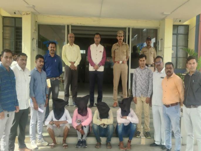 Robbery gang jailed in Washim; The incident was reported by LCB within 36 hours | वाशिमात लुटमार करणारी टोळी जेरबंद; ‘एलसीबी’कडून ३६ तासांत घटनेचा छडा Robbery gang jailed in Washim; The incident was reported by LCB within 36 hours | वाशिमात लुटमार करणारी टोळी जेरबंद; ‘एलसीबी’कडून ३६ तासांत घटनेचा छडा