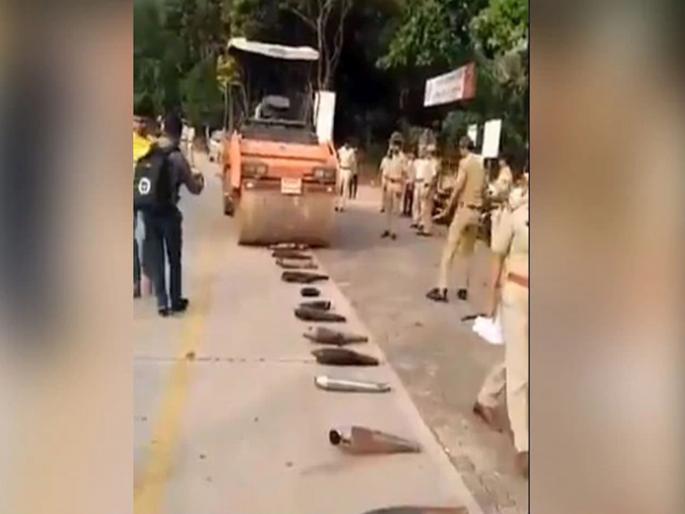 Vehicles were making loud noises the police removed the silencer and boarded the road roller see video | कर्कश आवाज करणाऱ्या गाड्यांबरोबर पोलिसांनी जे केलं ते पाहून मालकांचे डोळे उघडेच राहिले, पाहा व्हिडीओ Vehicles were making loud noises the police removed the silencer and boarded the road roller see video | कर्कश आवाज करणाऱ्या गाड्यांबरोबर पोलिसांनी जे केलं ते पाहून मालकांचे डोळे उघडेच राहिले, पाहा व्हिडीओ