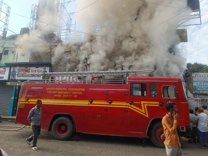 A fire broke out at a hardware shop in Kamal Chowk In Nagpur | कमाल चौकातील हार्डवेअरच्या दुकानाला आग A fire broke out at a hardware shop in Kamal Chowk In Nagpur | कमाल चौकातील हार्डवेअरच्या दुकानाला आग