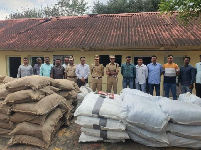 Gutkha worth a quarter of a crore was caught in dhule | भल्या पहाटे तीन वाहनांतून पकडला सव्वा कोटीचा गुटखा; सात जण ताब्यात Gutkha worth a quarter of a crore was caught in dhule | भल्या पहाटे तीन वाहनांतून पकडला सव्वा कोटीचा गुटखा; सात जण ताब्यात