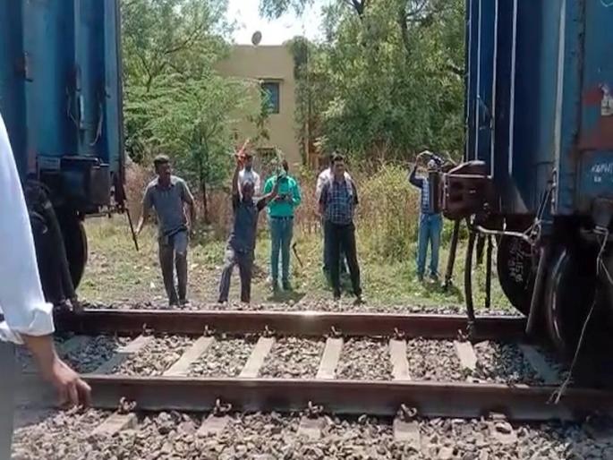 The coaches of the running trains became separate from the engines; Incident at Akola station | ...अन् धावत्या जोड मालगाडीचे डबे झाले इंजिनपासून वेगळे; अकोला स्थानकावरील घटना The coaches of the running trains became separate from the engines; Incident at Akola station | ...अन् धावत्या जोड मालगाडीचे डबे झाले इंजिनपासून वेगळे; अकोला स्थानकावरील घटना