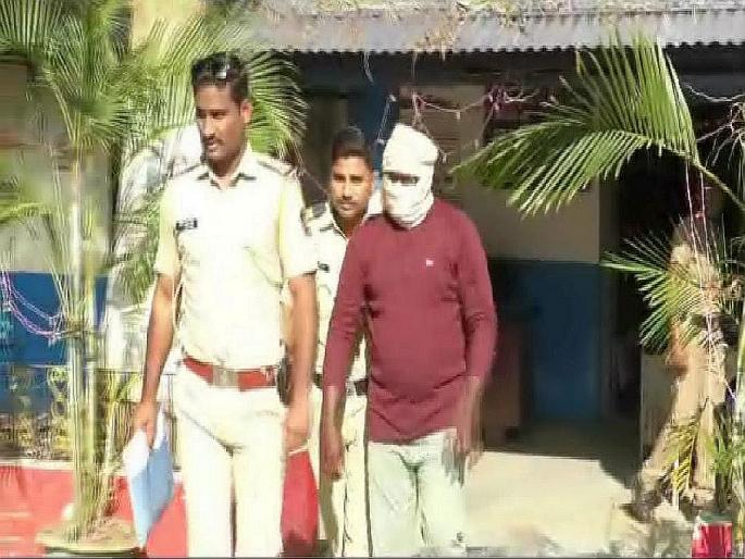 police employee arrested for stole the revolver and 35 cartridges from the police guard room of the court | शिपाईच निघाला चोर; न्यायालयाच्या पोलीस गार्डरुममधून रिव्हॉल्व्हरसह ३५ काडतुसे केली गायब police employee arrested for stole the revolver and 35 cartridges from the police guard room of the court | शिपाईच निघाला चोर; न्यायालयाच्या पोलीस गार्डरुममधून रिव्हॉल्व्हरसह ३५ काडतुसे केली गायब