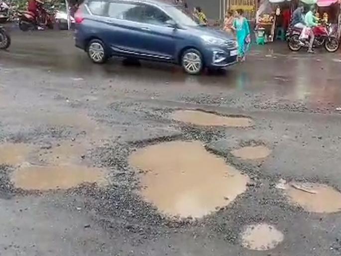 The road leading from Kalyan Aadharwadi to Patripula has large potholes | कल्याण आधारवाडीहून पत्रिपुलाकडे जाणाऱ्या रस्त्यावर पडले मोठे खड्डे The road leading from Kalyan Aadharwadi to Patripula has large potholes | कल्याण आधारवाडीहून पत्रिपुलाकडे जाणाऱ्या रस्त्यावर पडले मोठे खड्डे