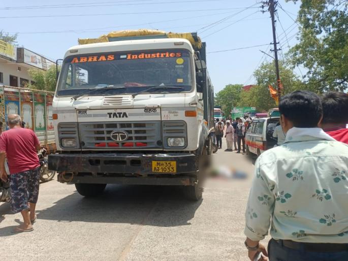 woman teacher was killed on the spot as the speeding tipper collided with the scooty | भरधाव टिप्परची प्लेझरला धडक, शिक्षिका जागीच ठार woman teacher was killed on the spot as the speeding tipper collided with the scooty | भरधाव टिप्परची प्लेझरला धडक, शिक्षिका जागीच ठार