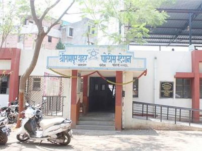 The merchant was robbed of one lakh; Two-wheeler stolen, brutally beaten, incident in Srirampur | व्यापाऱ्याचा एक लाखांचा ऐवज लुटला; दुचाकी पळवली, बेदम मारहाण, श्रीरामपुरातील घटना The merchant was robbed of one lakh; Two-wheeler stolen, brutally beaten, incident in Srirampur | व्यापाऱ्याचा एक लाखांचा ऐवज लुटला; दुचाकी पळवली, बेदम मारहाण, श्रीरामपुरातील घटना