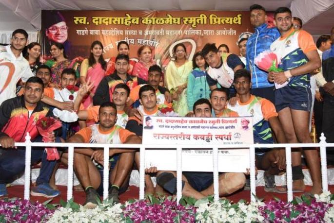 Kabaddi: Kamthi in men and women in Nagpur team's are winner | कबड्डी : पुरुषांमध्ये कामठी तर महिलांमध्ये नागपूर संघ अजिंक्य Kabaddi: Kamthi in men and women in Nagpur team's are winner | कबड्डी : पुरुषांमध्ये कामठी तर महिलांमध्ये नागपूर संघ अजिंक्य