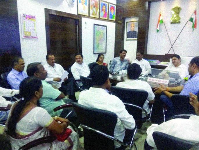 Stop the unprotected sepoys, the piglets and the smell meet the CEOs | जिल्हाबाह्य शिपाईभरती थांबवा, खरपडे व गंधे सीईओंना भेटले Stop the unprotected sepoys, the piglets and the smell meet the CEOs | जिल्हाबाह्य शिपाईभरती थांबवा, खरपडे व गंधे सीईओंना भेटले