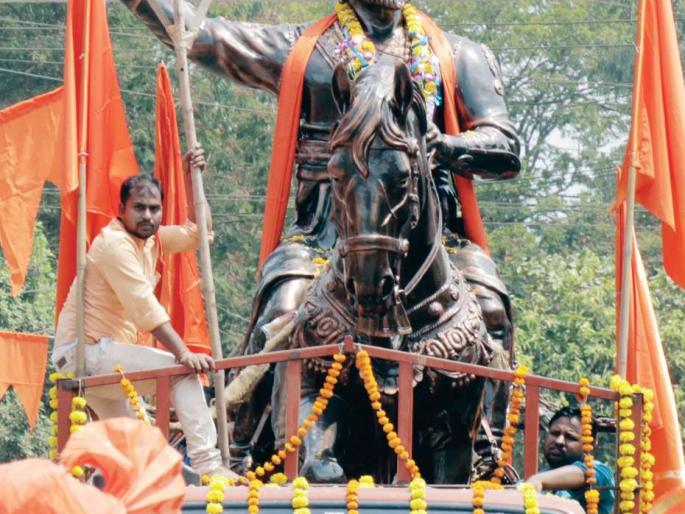 The procession of the statue of Chhatrapati Shivaji Maharaj | छत्रपती शिवाजी महाराजांच्या पुतळ्याची काढली मिरवणूक The procession of the statue of Chhatrapati Shivaji Maharaj | छत्रपती शिवाजी महाराजांच्या पुतळ्याची काढली मिरवणूक