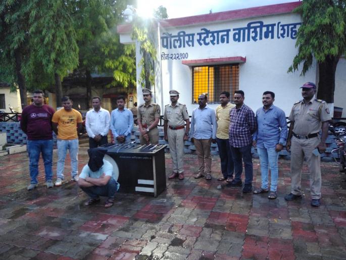 Three sharp daggers along with native cutlass seized Crime against four, Washim city police action | देशी कट्ट्यासह तीन धारदार खंजीर जप्त; चाैघांवर गुन्हा, वाशिम शहर पोलिसांची कारवाई Three sharp daggers along with native cutlass seized Crime against four, Washim city police action | देशी कट्ट्यासह तीन धारदार खंजीर जप्त; चाैघांवर गुन्हा, वाशिम शहर पोलिसांची कारवाई
