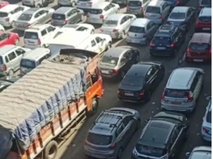 Heavy traffic jam at Wadkhal on Mumbai-Goa highway | मुंबई -गोवा महामार्गावर वडखळ येथे वाहतुकीची प्रचंड कोंडी; पोलीस यंत्रणाही हतबल Heavy traffic jam at Wadkhal on Mumbai-Goa highway | मुंबई -गोवा महामार्गावर वडखळ येथे वाहतुकीची प्रचंड कोंडी; पोलीस यंत्रणाही हतबल