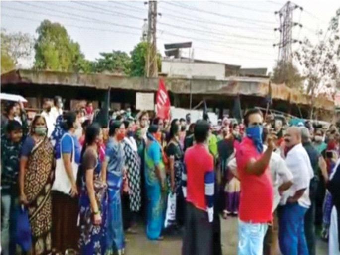 Opposition to NRC colony padkama again | एनआरसी वसाहत पाडकामाला पुन्हा विरोध; पाेलिसांसाेबत कामगारांची झटापट Opposition to NRC colony padkama again | एनआरसी वसाहत पाडकामाला पुन्हा विरोध; पाेलिसांसाेबत कामगारांची झटापट