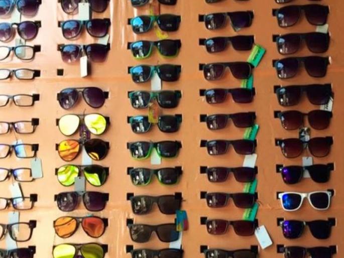 The plastic used for low cost goggles and the color on it are also of inferior quality. | सावधान! तुम्हीही रस्त्यावरचा गॉगल घेताय का?; कुठलाही चष्मा घेताना 'ही' घ्या काळजी The plastic used for low cost goggles and the color on it are also of inferior quality. | सावधान! तुम्हीही रस्त्यावरचा गॉगल घेताय का?; कुठलाही चष्मा घेताना 'ही' घ्या काळजी