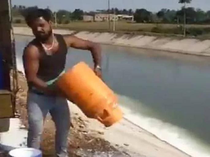 Lockdown: 'He' released 1500 liters of milk into the river, proclaiming 'Go Corona' | लॉकडाउन : ‘गो कोरोना गो’च्या घोषणा देत ‘त्याने’ १५०० लिटर दूध केनॉलमध्ये सोडले Lockdown: 'He' released 1500 liters of milk into the river, proclaiming 'Go Corona' | लॉकडाउन : ‘गो कोरोना गो’च्या घोषणा देत ‘त्याने’ १५०० लिटर दूध केनॉलमध्ये सोडले