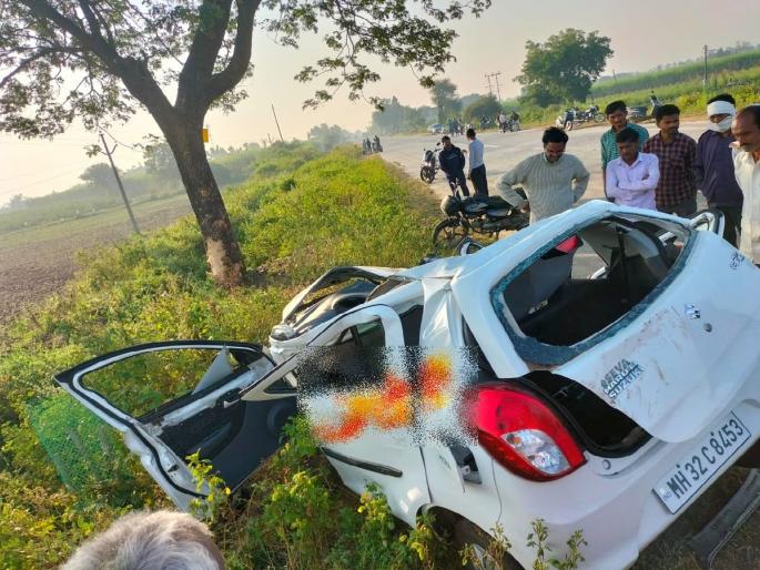 two people died on the spot as the speeding car hits a tree | भरधाव कार झाडावर धडकली, दोन जण जागीच ठार; कुटुंबावर पसरली शोककळा two people died on the spot as the speeding car hits a tree | भरधाव कार झाडावर धडकली, दोन जण जागीच ठार; कुटुंबावर पसरली शोककळा