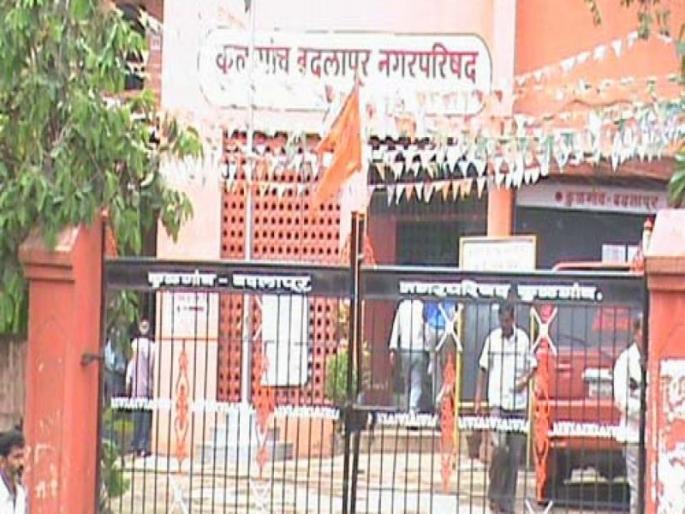 Contract cleaning workers in Badlapur deprived of salary for three months | बदलापुरात कंत्राटी सफाई कामगार तीन महिने वेतनापासून वंचित