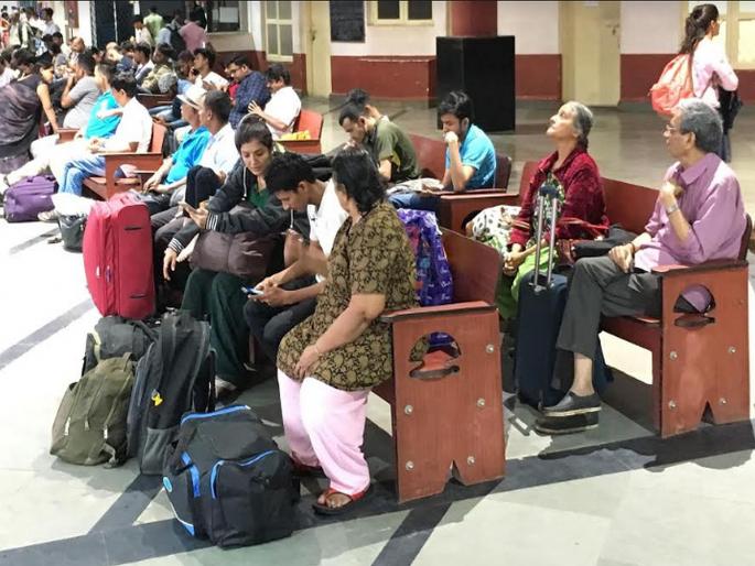 13 trains of Konkan Railway canceled due to heavy rains, while 22 trains were delayed. | मुसळधार पावसामुळे कोकण रेल्वेच्या 13 गाड्या रद्द, तर 22 गाड्या उशिराने 13 trains of Konkan Railway canceled due to heavy rains, while 22 trains were delayed. | मुसळधार पावसामुळे कोकण रेल्वेच्या 13 गाड्या रद्द, तर 22 गाड्या उशिराने