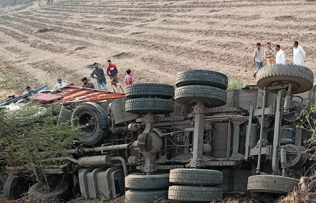 Driver killed in truck-tipper accident at Ner | नेर येथे ट्रक-टिप्पर अपघातात चालक ठार Driver killed in truck-tipper accident at Ner | नेर येथे ट्रक-टिप्पर अपघातात चालक ठार