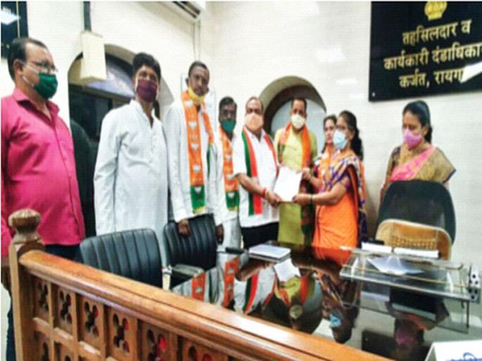 BJP's lime-bread agitation at Karjat | कर्जत येथे भाजपचे चून-भाकर आंदोलन; पावसाने नुकसान झालेल्या शेतकऱ्यांना मदत पोहोचली नसल्याने शासनाचा निषेध BJP's lime-bread agitation at Karjat | कर्जत येथे भाजपचे चून-भाकर आंदोलन; पावसाने नुकसान झालेल्या शेतकऱ्यांना मदत पोहोचली नसल्याने शासनाचा निषेध